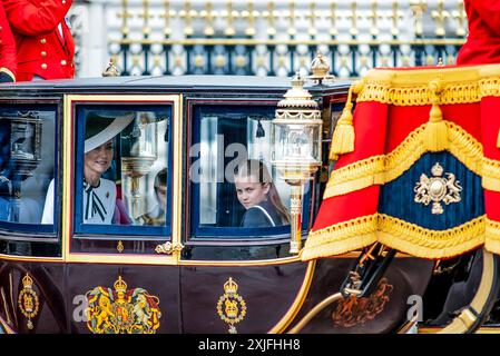 Kate Middleton und Prinzessin Charlotte schauen von der Kutsche zu, ihr erstes Auftreten seit ihre Krebsdiagnose bekannt wurde. Stockfoto