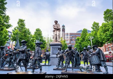 Amsterdam, Niederlande - 12. Juni 2019: Tagesansicht der Rembrandt-Statue und eine Bronzeguss-Darstellung seines berühmtesten Gemäldes, der Nachtwache, in Stockfoto