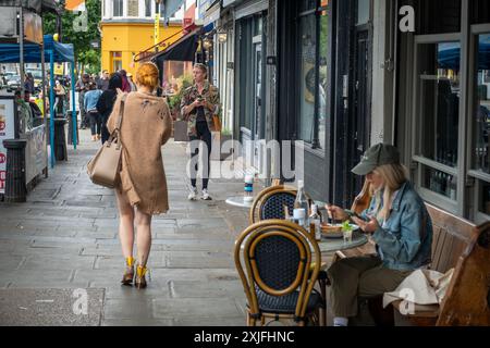 LONDON - 1. JULI 2024: Geschäftige Market Street Szene an der Portobello Road, einer Wahrzeichen Markt- und Einkaufsstraße im Zentrum von West London Stockfoto