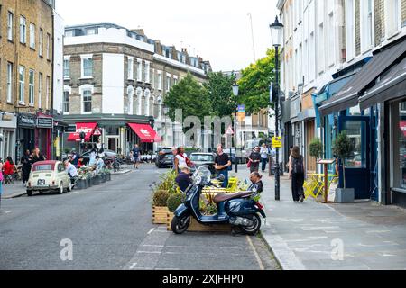 LONDON - 1. JULI 2024: Geschäftige Market Street Szene an der Portobello Road, einer Wahrzeichen Markt- und Einkaufsstraße im Zentrum von West London Stockfoto