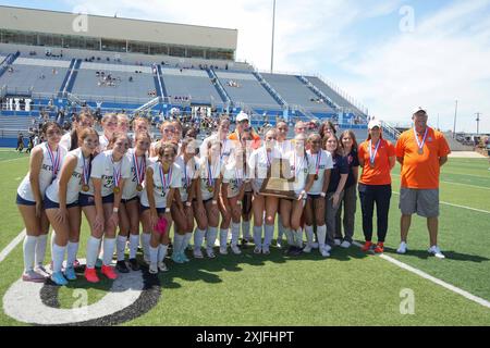 Katy Seven Lakes Teammitglieder posieren mit Halbfinalisten-Trophäe, nachdem sie Prosper in einem Highschool-Mädchen-Fußballturnier besiegt haben. ©Bob Daemmrich Stockfoto