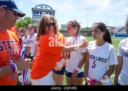 Katy Seven Lakes Teammitglieder erhalten Medaillen, nachdem sie ihr Halbfinalspiel beim Highschool-Mädchen-Fußballturnier gewonnen haben. ©Bob Daemmrich Stockfoto