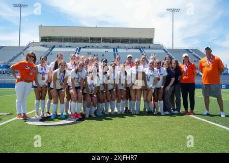 Katy Seven Lakes Teammitglieder posieren mit Halbfinalisten-Trophäe, nachdem sie Prosper in einem Highschool-Mädchen-Fußballturnier besiegt haben. ©Bob Daemmrich Stockfoto