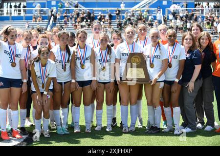 Katy Seven Lakes Teammitglieder posieren mit Halbfinalisten-Trophäe, nachdem sie Prosper in einem Highschool-Mädchen-Fußballturnier besiegt haben. ©Bob Daemmrich Stockfoto