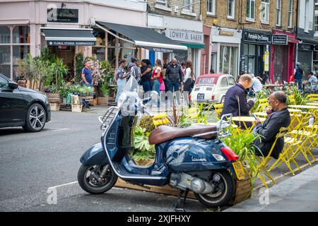 LONDON - 1. JULI 2024: Geschäftige Market Street Szene an der Portobello Road, einer Wahrzeichen Markt- und Einkaufsstraße im Zentrum von West London Stockfoto