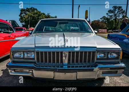 Gulfport, MS - 01. Oktober 2023: Hochperspektivische Vorderansicht eines Pontiac Parisienne Brougham aus dem Jahr 1986 auf einer lokalen Autoshow. Stockfoto