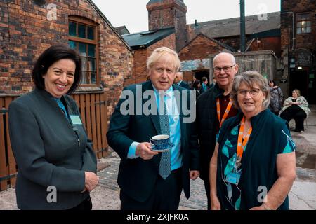 Der ehemalige britische Premierminister Boris Johnson trifft sich mit Einwohnern in Stoke-on-Trent Stockfoto