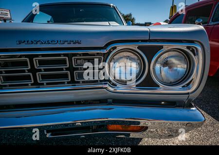 Gulfport, MS - 01. Oktober 2023: Nahaufnahme eines 1968 Plymouth Road Runner Hardtop Coupés auf einer lokalen Autoshow. Stockfoto