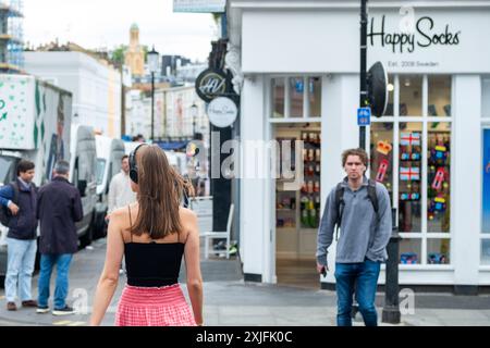 LONDON - 1. JULI 2024: Geschäftige Market Street Szene an der Portobello Road, einer Wahrzeichen Markt- und Einkaufsstraße im Zentrum von West London Stockfoto