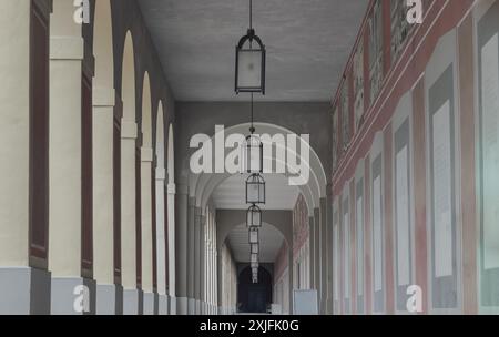 München, Deutschland - 22. Dezember 2023 - perspektivischer Blick auf den langen Korridor mit antiker Laterne, die von der Decke hängt, und wunderschönen Säulen im Hofgartenark Stockfoto