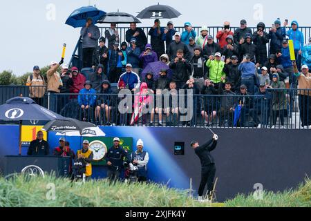Troon, Schottland, Großbritannien. Juli 2024. Runde eins der 152. Open Championship, die auf dem Golfplatz Royal Troon ausgetragen wird. PIC; Rory McIlroy hat im 1. Loch geschossen. Iain Masterton/Alamy Live News Stockfoto