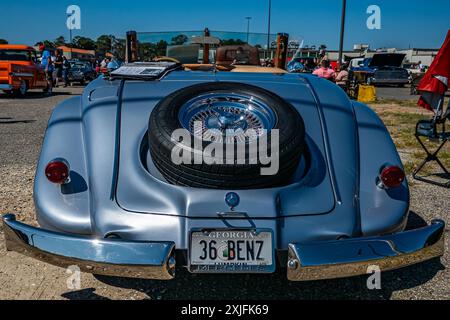 Gulfport, MS - 01. Oktober 2023: Hochperspektivische Rückansicht eines Mercedes-Benz 540K Special Roadsters aus dem Jahr 1936 auf einer lokalen Automobilausstellung. Stockfoto