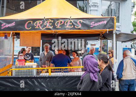 LONDON - 1. JULI 2024: Geschäftige Market Street Szene an der Portobello Road, einer Wahrzeichen Markt- und Einkaufsstraße im Zentrum von West London Stockfoto