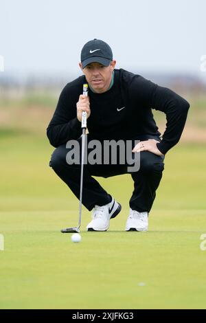 Troon, Schottland, Großbritannien. Juli 2024. Runde eins der 152. Open Championship, die auf dem Golfplatz Royal Troon ausgetragen wird. PIC; Rory McIlroy auf dem 1. Grün. Iain Masterton/Alamy Live News Stockfoto