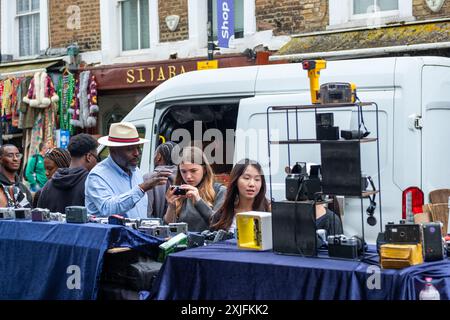 LONDON - 1. JULI 2024: Geschäftige Market Street Szene an der Portobello Road, einer Wahrzeichen Markt- und Einkaufsstraße im Zentrum von West London Stockfoto