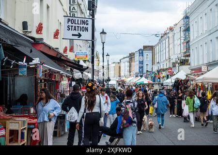 LONDON - 1. JULI 2024: Geschäftige Market Street Szene an der Portobello Road, einer Wahrzeichen Markt- und Einkaufsstraße im Zentrum von West London Stockfoto