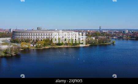 Reichsparteitagsgelände in Nürnberg die Kongresshalle auf dem Reichsparteitagsgelände in Nürnberg wird im Sommer derzeit optimiert. Das Erbe aus dem 2. Weltkrieg soll demnächst als Ausweichspielstätte für das Bayerische Staatstheater dienen, da das Opernhaus zur Renovierung geräumt werden muss. Nürnberg Dutzendteich Bayern Deutschland *** Nazi-Partei-Rallye-Gelände in Nürnberg die Kongresshalle auf dem NS-Rallye-Gelände in Nürnberg wird derzeit optimiert im Sommer wird das Erbe aus dem Zweiten Weltkrieg bald als alternativer Veranstaltungsort für das Bayerische Staatstheater dienen Stockfoto