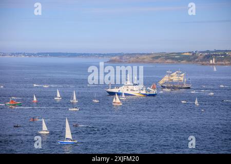 La Grande Parade, Fahrt der Traditionssegler von Brest nach Douarnenez zuzm Abschluß der Fetes Maritimes 2024 in Brest, gesehen vom Fort des Capucins auf der Halbinsel Crozon nahe der Einfahrt in die Bucht Rade de Brest, Gemeinde Roscanvel, Departement Finistere Penn-AR-Bed, Region Bretagne Breizh, Frankreich *** La Grande Parade, traditionelle Segelbootfahrt von Brest nach Douarnenez am Ende der Fetes Maritimes 2024 in Brest, vom Fort des Capucins auf der Halbinsel Crozon in der Nähe des Eingangs zur Bucht Rade de Brest, Gemeinde Roscanvel, Abteilung Finistere Penn AR Bed, Bretagne B Stockfoto