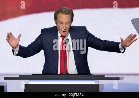 Milwaukee, Vereinigte Staaten Von Amerika. Juli 2024. Perry Johnson, Geschäftsmann, äußert sich am Dienstag, den 16. Juli 2024 auf dem Fiserv Forum in Milwaukee, Wisconsin, während des 2. Tages des Republican National Convention 2024. Credit: Ron Sachs/CNP/SIPA USA (RESTRIKTION: NO Daily Mail. KEINE New York oder New Jersey Zeitungen oder Zeitungen im Umkreis von 75 Meilen um New York City.) Quelle: SIPA USA/Alamy Live News Stockfoto