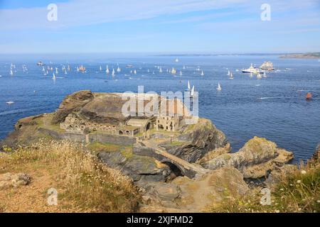 La Grande Parade, Fahrt der Traditionssegler von Brest nach Douarnenez zuzm Abschluß der Fetes Maritimes 2024 in Brest, gesehen vom Fort des Capucins auf der Halbinsel Crozon nahe der Einfahrt in die Bucht Rade de Brest, Gemeinde Roscanvel, Departement Finistere Penn-AR-Bed, Region Bretagne Breizh, Frankreich *** La Grande Parade, traditionelle Segelbootfahrt von Brest nach Douarnenez am Ende der Fetes Maritimes 2024 in Brest, vom Fort des Capucins auf der Halbinsel Crozon in der Nähe des Eingangs zur Bucht Rade de Brest, Gemeinde Roscanvel, Abteilung Finistere Penn AR Bed, Bretagne B Stockfoto