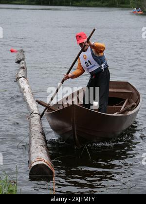 Der Holzfällerwettbewerb in Käylä. Kuusamo, Finnland 2024. Der Wettkampf umfasst Baummarathon, Rolling, Holzwale und Holzfäller-Rafting. Stockfoto