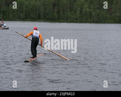 Der Holzfällerwettbewerb in Käylä. Kuusamo, Finnland 2024. Der Wettkampf umfasst Baummarathon, Rolling, Holzwale und Holzfäller-Rafting. Stockfoto