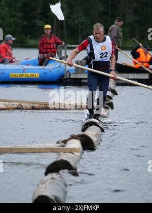 Der Holzfällerwettbewerb in Käylä. Kuusamo, Finnland 2024. Der Wettkampf umfasst Baummarathon, Rolling, Holzwale und Holzfäller-Rafting. Stockfoto