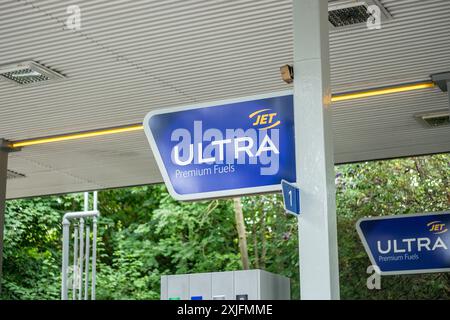 LONDON, 3. JULI 2024: Flugzeugtankstelle Ultra Premium Fuel Schild in Ladbroke Grove, West London Stockfoto