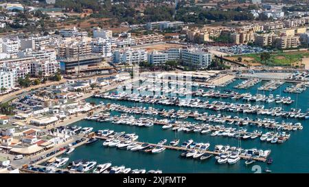 Das Bild vom Juli 2024 zeigt Santa Eulalia auf Ibiza. Stockfoto