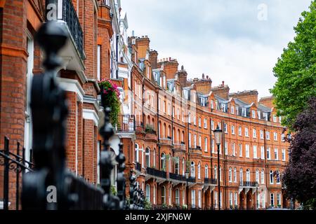 LONDON – 10. JULI 2024: Elegante Londoner Herrenhäuser aus roten Backsteinen in Knightsbridge und Chelsea Stockfoto