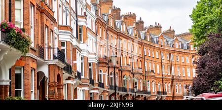 LONDON – 10. JULI 2024: Elegante Londoner Herrenhäuser aus roten Backsteinen in Knightsbridge und Chelsea Stockfoto