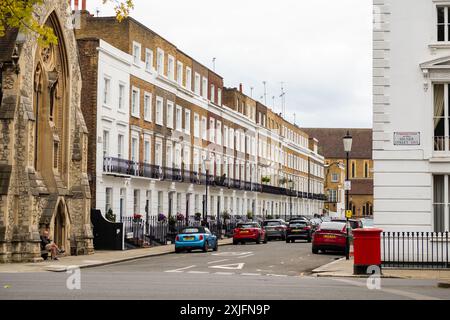 LONDON, 10. JULI 2024: Gehobene Londoner Stadthäuser in SW5 Borough of Kensington and Chelsea Stockfoto