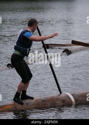 Der Holzfällerwettbewerb in Käylä. Kuusamo, Finnland 2024. Der Wettkampf umfasst Baummarathon, Rolling, Holzwale und Holzfäller-Rafting. Stockfoto