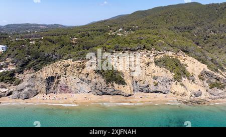 Das Bild vom Juli 2024 zeigt den Strand von Aguas Blancas auf Ibiza. Stockfoto