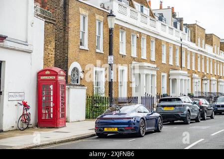 LONDON, 10. JULI 2024: Gehobene Londoner Stadthäuser in SW5 Borough of Kensington and Chelsea Stockfoto