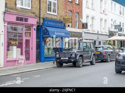 LONDON, 10. JULI 2024: Walton Street in South Kensington/Knightsbridge. Eine gehobene Einzelhandelsstraße mit vielen kleinen, unabhängigen Marken. Stockfoto