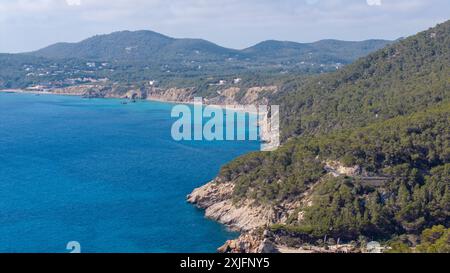 Das Bild vom Juli 2024 zeigt den Strand von Aguas Blancas auf Ibiza. Stockfoto