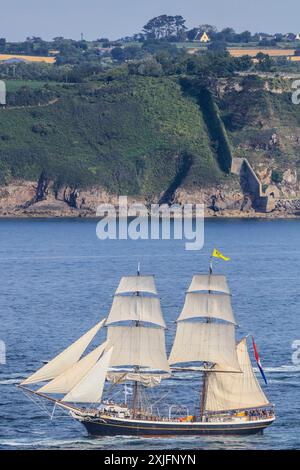 Holländischer Zweimaster Morgenster, La Grande Parade, Fahrt der Traditionssegler von Brest nach Douarnenez zuzm Abschluß der Fetes Maritimes 2024 in Brest, gesehen vom Fort des Capucins auf der Halbinsel Crozon nahe der Einfahrt in die Bucht Rade de Brest, Gemeinde Roscanvel, Departement Finistere Penn-AR-Bed, Region Bretagne Breizh, Frankreich *** niederländischer zwei-Meister Morgenster, La Grande Parade, Segeln der traditionellen Segelschiffe von Brest nach Douarnenez am Ende der Fetes Maritimes 2024 in Brest, vom Fort des Capucins auf der Halbinsel Crozon in der Nähe des Eingangs zur Bucht R aus gesehen Stockfoto