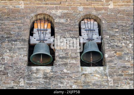 Zwei Kirchenglocken in einer alten Kirche in Spanien Stockfoto