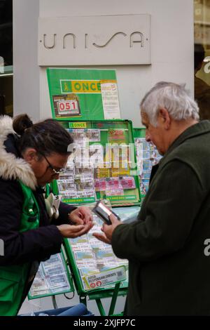 Sevilla, Spanien. 5. Februar 2024: EINMAL werden Lottoscheine auf einer Straße verkauft Stockfoto