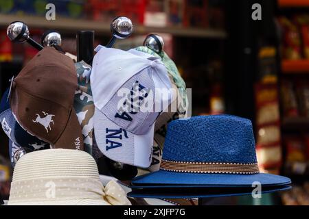 Sevilla, Spanien. 5. Februar 2024 - Nahaufnahme von bunten Hüten in einem Souvenirshop Stockfoto