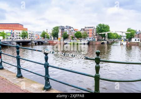 Amsterdam, Niederlande - 12. Juni 2019: Tagesansicht des Brückenschilders Hendrick Jacobsz Staetsbrug in Amsterdam, Niederlande. Stockfoto