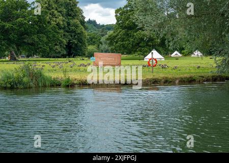 HENLEY ON THAMES, OXFORDSHIRE, Großbritannien – 14. JULI 2024: Aussicht auf das Embers Camp von der Themse aus Stockfoto