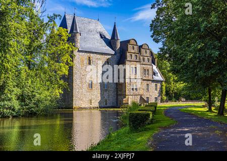 Schledehausen, Deutschland 14. Juli 2024: Im Bild: Blick im Sommer 2024 auf die Wasserburg Schelenburg im Landkreis Osnabrück in dem Ort Schledehausen in Niedersachsen. Schelenburg Niedersachsen *** Schledehausen, Deutschland 14. Juli 2024 in der Bildansicht im Sommer 2024 der Wasserburg Schelenburg im Landkreis Osnabrück im Dorf Schledehausen in Niedersachsen Schelenburg Niedersachsen Copyright: XFotostandx/xReissx Stockfoto