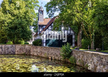 Schledehausen, Deutschland 14. Juli 2024: Im Bild: Blick im Sommer 2024 auf die Wasserburg Schelenburg im Landkreis Osnabrück in dem Ort Schledehausen in Niedersachsen. Hier die Remise. Schelenburg Niedersachsen *** Schledehausen, Deutschland 14. Juli 2024 in der Bildansicht im Sommer 2024 des Wasserschlosses Schelenburg im Landkreis Osnabrück im Ort Schledehausen in Niedersachsen hier die Schelenburger Kutschenhaus Niedersachsen Copyright: XFotostandx/xReissx Stockfoto