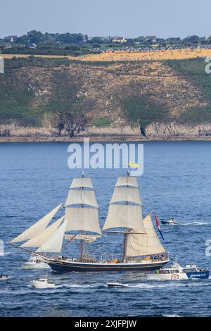 Holländischer Zweimaster Morgenster, La Grande Parade, Fahrt der Traditionssegler von Brest nach Douarnenez zuzm Abschluß der Fetes Maritimes 2024 in Brest, gesehen vom Fort des Capucins auf der Halbinsel Crozon nahe der Einfahrt in die Bucht Rade de Brest, Gemeinde Roscanvel, Departement Finistere Penn-AR-Bed, Region Bretagne Breizh, Frankreich *** niederländischer zwei-Meister Morgenster, La Grande Parade, Segeln der traditionellen Segelschiffe von Brest nach Douarnenez am Ende der Fetes Maritimes 2024 in Brest, vom Fort des Capucins auf der Halbinsel Crozon in der Nähe des Eingangs zur Bucht R aus gesehen Stockfoto