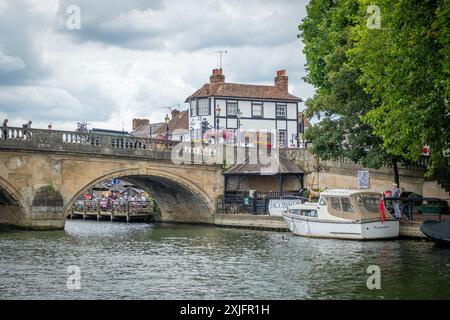 HENLEY ON THAMES, OXFORDSHIRE, Großbritannien, 14. JULI 2024: Blick auf Henley on Thames vom Fluss. Wunderschöne englische Stadt Stockfoto