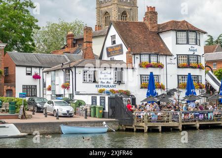 HENLEY ON THAMES, OXFORDSHIRE, Großbritannien, 14. JULI 2024: Blick auf Henley on Thames vom Fluss. Wunderschöne englische Stadt Stockfoto