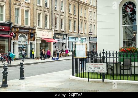 LONDON, 16. JULI 2024: Gloucester Road in SW7 Südwesten Londons. Straße mit Geschäften und U-Bahn-Station. Stockfoto