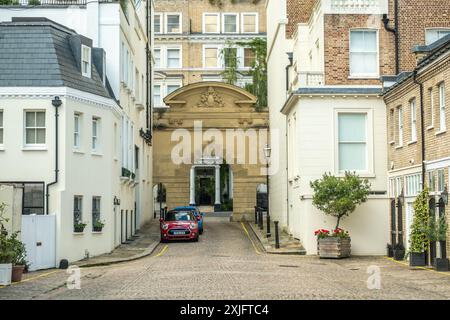 LONDON - 17. JULI 2024: Gehobenes Wohnhaus in der Nähe der Gloucester Road im Stadtteil Kensington & Chelsea Stockfoto